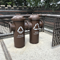 上海杨浦滨江的垃圾桶，用废旧的铁管改造。