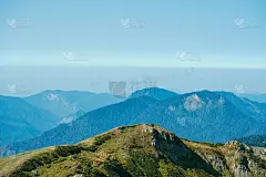 高山映衬蓝天的自然壁纸景观