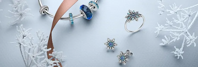 PANDORA | 以新款华丽珠宝　迎接圣诞节 : 置身冬日奇幻天地，尽览冰晶透亮的花卉、洋溢复古气息的瑰宝，和冬季标志象征。