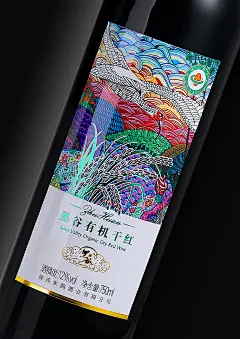 黑谷有机干红 : 黑谷有机干红的原产地：陕西洋县，它是中国黑谷主要种植区之一也是国宝级飞禽朱鹮的栖息地，为保护朱鹮的生存环境，这里拒绝任何化肥和农药，因而，每一片稻田至今仍采用最原始的有机肥施肥方式。从耕种到收割全程有机无污染。接到这个项目后，我们意图寻找最能代表黑谷有机干红的视觉符号，并以全新的设计风格表现黑谷有机干红的独特性。在项目考察中，洋县优良的生态环境给设计师留下了非常深刻的印象，太阳初升，万物从沉睡中苏醒，露珠滑落，一只朱鹮寻觅着滑过稻田，美好的画面定格在设计师脑海，我们运用现代主义表现风格，