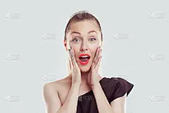 哇,天啊。震惊意外惊呆了。特写肖像快乐的年轻女子看起来兴奋在完全不相信双手在脸颊孤立的白色背景。积极