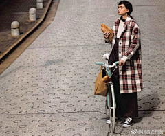 蓝又桔采集到她。
