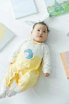 五个多月的菲比

摄影：洪小漩

出镜：菲比

难得休息日，带着菲比去太阳婆婆家拍了几张照。

见太阳婆婆用油画棒创作的几幅画和菲比着实有些搭，不用实在是可惜了。

五个半月的崽崽，8kg，67cm，一切尚可。

宝宝越长越大，也越来越像个表情包。

她已经冒出两颗白白的小牙，有点可爱。

果然，生女儿什么的，就是给自己生了个御用模特。