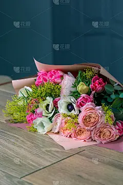 特写:一大束美丽的混合鲜花。花背景和壁纸。花店概念。漂亮的新鲜花束。鲜花交付