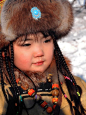 【北方少数民族之鄂温克族】鄂温克族（旧称通古斯或索伦）是东北亚地区的一个民族，主要居住于俄罗斯西伯利亚以及中国内蒙古和黑龙江两省区，蒙古国也有少量分布。鄂温克人饲养驯鹿具有悠久的历史。相传在很早以前，他们的8位祖先在山中狩猎，捉住了6只野生鹿仔带回饲养，久而久之发展成了今天人工饲养的驯鹿。据有关专家考证，鄂温克人饲养鹿可追溯到汉朝以前，《梁书》中关于“养鹿如养牛”的记载指的就是这里饲养驯鹿的北方民族。