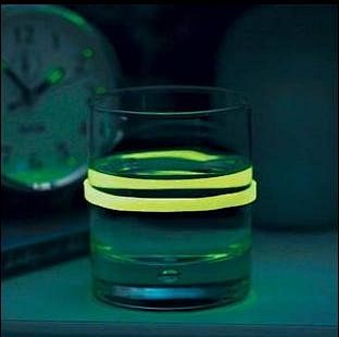【夜光杯】很多人都有晚上喝水的习惯，因此...