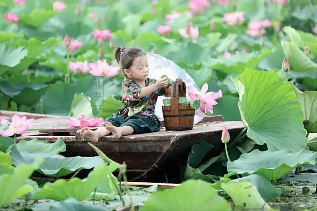 一位摄影师妈妈给女儿拍的旅行照，萌翻了整...