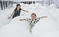 海港城 × SNARKITECTURE 弹弹波「大球场」 : 

今个夏天，海港城联乘美国著名空间设计团队SNARKITECTURE，把儿时日常的弹弹波赋予无限想象，配合海运大厦露天广场独特的地理位置及其简约的纯白设计概念，在2018年8月10日至9月2日举行香港首个互动艺术装置企划 —「BOUNCE」，与大家一同走进白色巨型弹弹波世界。同时大家亦可到「海港城‧美术馆」参观巨型波波阵装置艺术。
海港城是次特别邀请了来自纽约的设计团队SNARKITECTURE首次来香港举办展览，其团队以创作揉合艺术与建筑的