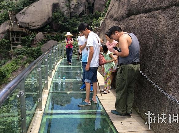 江西上饶灵山玻璃栈道位于灵山华表峰尽头，...