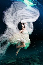 水下创意婚纱摄影。好飘逸的轻盈感。 