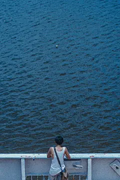 一组《隐秘的角落》官方发布的剧照。

胶片质感里能品出每一个角色的特质，手机壁纸有了。 ​​​​