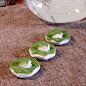 绿荷叶与小青蛙，可以漂浮在水面的陶瓷小摆饰，尺寸大约2.5×3cm。 仅售:5元