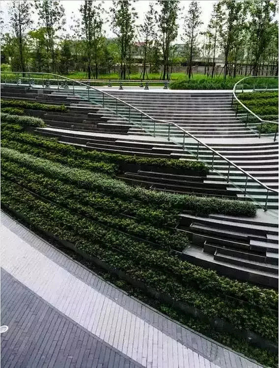 玩转高差景观设计中难免会遇到一些小坡小山丘的这样一来整体的景观