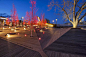 加拿大罂粟广场Memorial Drive Landscape of Memory Poppy Plaza by MBAC : MBAC : “罂粟广场”(Poppy Plaza)是纪念大道(Memorial Drive Landscape of Memory)沿线一系列规划的公共空间中的第一个，这条9.5公里长的通道与纪念大道平行，旨在纪念战时加拿大人的牺牲。现有的地块是一个残余的绿地，毗邻纪念大道和第十街大桥的交叉口，...