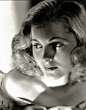 琼·芳登：
    Joan Fontaine（1917-11-21至2013-12-15）：生于日本东京，逝于美国加利福尼亚，英裔美国演员。1935年出演第一部影片。擅于扮演严谨、羞涩、多疑的女性角色。
    代表作：蝴蝶梦，一封陌生女人的来信，简爱，深闺疑云
    这位在大银幕上总是一派温婉脆弱的“女强人”，在走过生命的96个年头之后，终究熄灭了“蝴蝶梦”。她是曾经倾倒众生的绝代名伶，希区柯克极度宠爱的御用，奥斯卡小金人的拥有者，将简·爱演绎出了尊严与灵魂的女人，能精确诠释茨威格名著精神内核的天才