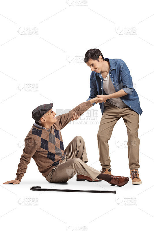 一个年轻人扶着一个坐在地板上的老人