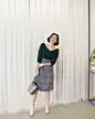 单穿或者内搭来穿都不错 : ✿安哥拉山羊毛V领针织衫✿  ✿颜色好看✿  ✿前后都是V领，女人味的风格✿  ✿至手肘的6分袖长度✿  ✿单穿或者作为内搭来穿都可以✿  ✿有一点掉毛情况，可以稍微处理下穿✿  ✿轻微刺激感，容易过敏的亲请注意✿  ✿模特：棕色，深绿色✿