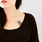 外国好家长：因为女儿找不到好看的纹身贴纸，瑞士设计师Tina Roth Eisenberg决定亲力亲为。她于2011年在美国成立了Tattly，联合设计师一起设计了更有趣独特的纹身贴纸。