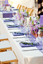 薰衣草餐桌布置。薰衣草手捧花。来自：婚礼时光——关注婚礼的一切，分享最美好的时光。#薰衣草##餐桌布置#