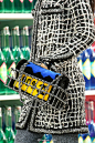 #2014秋冬巴黎时装周#【Chanel Details】香奈儿手袋算什么？大妈都用上香奈儿菜篮子了！