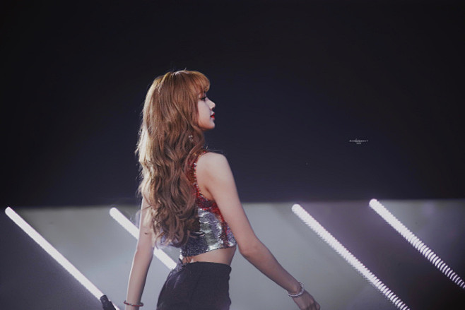 LISA超话 

2018.06.22...