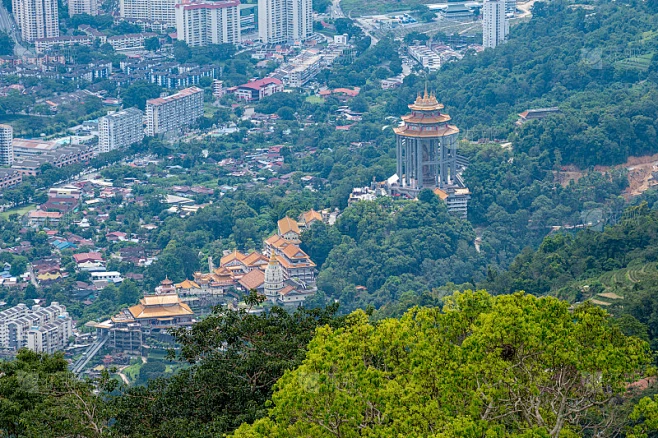 从马来西亚槟城山望去，可以看到赤乐寺