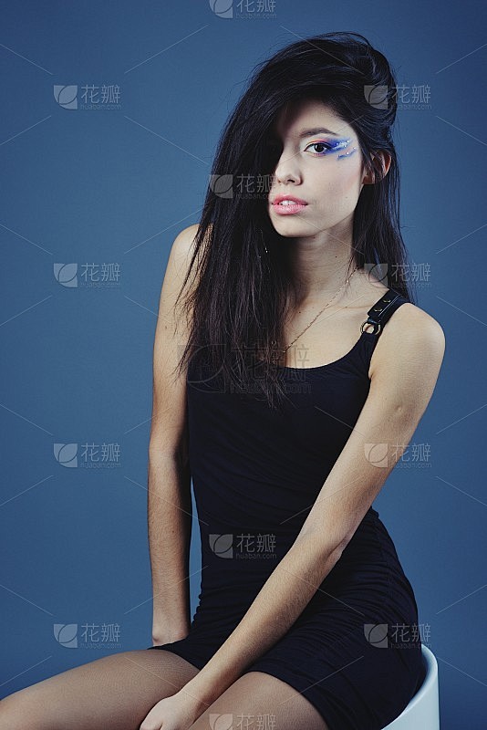 漂亮的发型和妆容。黑色的晚礼服。晚妆。
