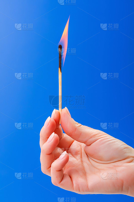 手指间握着燃烧的火柴棍