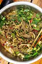 一锅牛瘪火锅里，还有许多本地香料。