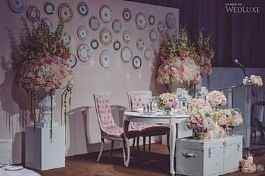 淡粉色的古典婚礼装饰，球状的花艺，花卉餐...