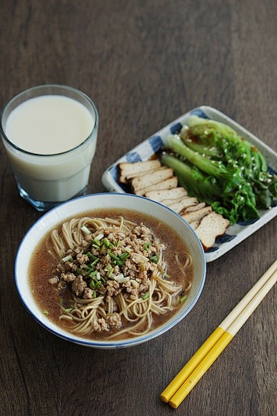 小葱肉末面 卤干子 蚝油生菜 豆浆