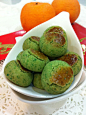 青豆饼 Green Pea Cookies

分量： 约两小桶半

材料：
260g 青豆粉
160 糖粉
1/2tsp 盐
340g 自发粉 
200g 花生油

扫面：
1个 蛋黄 + 1/2 tsp 水

做法：
1. 把糖粉和面粉过筛，加入青豆粉和盐，混合均匀。
2. 倒入油拌成团。盖上保鲜纸，休面15分钟。
3. 搓成7g小圆球，轻轻按一下，排放在烤盘上，扫上蛋黄液。
4. 放入预热烤箱，以170度烤15-20分钟。
5. 烤熟后，继续让饼干在烤盘上约10分钟，再移去网架。
6. 待饼干冷却后，