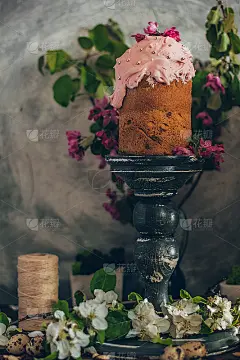 传统的俄罗斯东正教复活节粉面包库利希，苹果花和彩色鸡蛋在乡村风格的背景