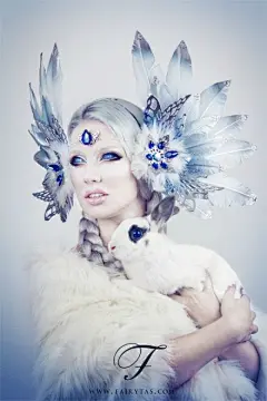 #绘画参考# #头饰# Valkyrie headdress，Valkyrie （瓦尔基里），北欧神话中奥丁的十三位侍女的称呼，挑选亡灵的女性，战争女神。这种两边带有向后翘起的羽翼的头饰，最早应该是出现在17世纪的插画作品中。