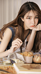 牛仔背带裤小姐姐