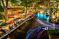 San Antonio Riverwalk, Texas, scenic river canal tourism umbrellas night创意图片素材 - E+