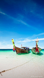 出海寻清闲~乘坐一艘船出海，在清晨或傍晚的时候，牵起心爱的TA品一杯红酒，欣赏着日出或夕阳与海岸线的捉迷藏，这才是如今海岛最有情怀的旅游方式——长尾船#泰国#东南亚