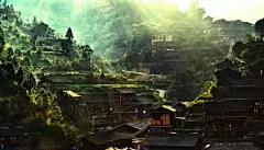 此生不可辜负的十个古镇，看一眼就不想离开 : 　　生命里总要有一段静谧的时光 　　过一阵慢下来的日子 　　这些最有韵味的古镇 　　适合发呆，沉思 　　适合与爱的人共享寂静 　　黄姚古镇 　　黄瑶古镇已经具有九百多年历史，保留着较为完整的明清建筑，以“梦