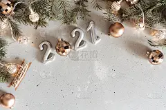 2021年新年的银色气球和烟花