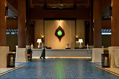 华江翡华金科温泉度假酒店 建筑设计 / 深圳无象建筑设计 : 华江翡华金科温泉度假酒店选址于云南省西南边陲小镇，位置脱离城市喧嚣，占地面积5万多平米，建筑面积约1.9万平方米。 △ 总图手绘 △ 入口手绘 紧邻瑞丽江南侧，村落、稻田、河流、山脉尽数纳入视线，景观资源极佳。更有独特的峡谷式亚热带雨林风的主题温泉，亦造就了特别的休闲度假空间。 △ 鸟瞰泡池 △ 大堂鸟瞰 酒店整体建筑...