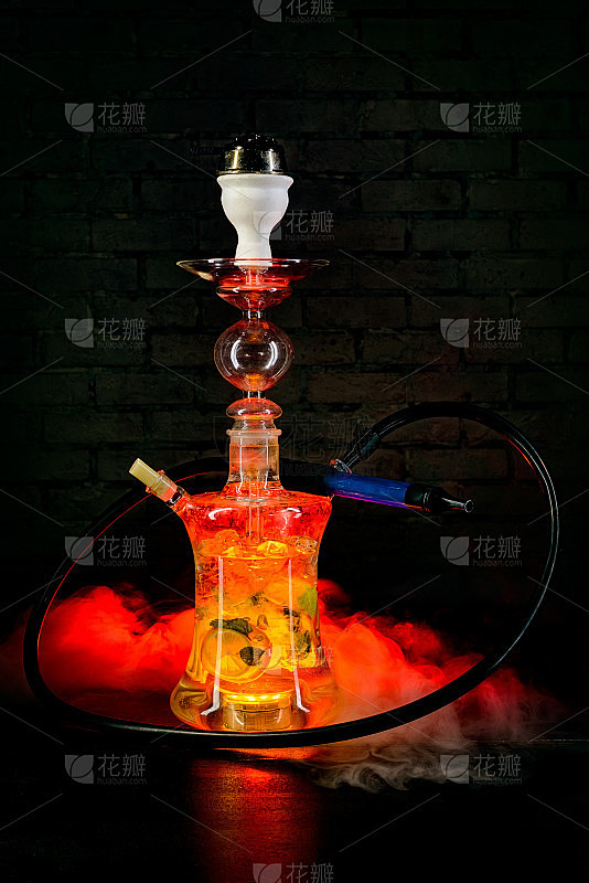 色彩斑斓的水烟吸烟