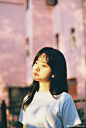 组图：谭松韵分享春日九宫格近照 光影变幻间尽显温柔恬静之美 : 4月13日，谭松韵在微博分享九宫格美照，照片中的她身穿白色打底短袖配牛仔套装，学生气十足，清纯可人，在光影变幻下尽显春日温暖之美。