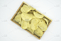 炸黄薯片在木托盘上孤立在白色背景上的文件用剪接路径
