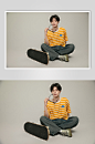 时尚黄色条纹短袖T恤男生坐姿人物摄影图片-众图网