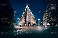 德国汉堡市中心的街道和智豪斯大楼的夜晚