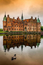 Egeskov Castle,Odense Funen,Denmark。丹麦菲英岛的伊埃斯科城堡，是欧洲目前保存最好的文艺复兴风格的水边城堡。建于1554年。由于宗教改革引发的国内战争，大部分丹麦的贵族将他们的家建得象防御工事。这座城堡采用橡树桩基，建造在一个小湖边上，湖最深处达5米。为了打造桩基，使用了整整一个森林的橡树，城堡也因此而命名为“Egeskov”（丹麦语：橡树林）。静立在湖水之上的城堡用一座吊桥与外面连接，这是全城堡唯一的出入通道。 #国外# #古镇# #攻略##丹麦#