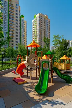 社区儿童乐园滑梯摄影图