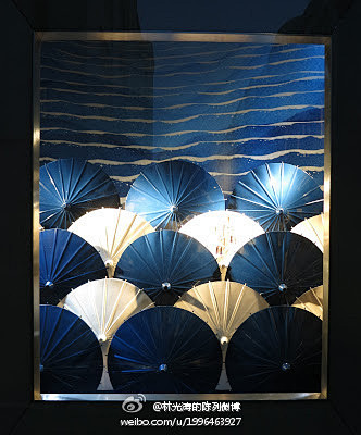 东方元素纸阳伞的重复排列，背景两种色调则...