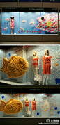 东京银座 ginza core 夏季橱窗陈列#主要以“水中的鱼”为主题，来衬托夏季的清凉。下图的橱窗设计则是用纸折叠在一块的大鱼和小鱼。