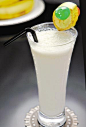香蕉牛奶鸡尾酒 　　[主体:朗姆酒、牛奶、香蕉] 　　材料:1/5朗姆酒、4/5脱脂牛奶、1茶匙柠檬汁、1茶匙砂糖、1只不大的香蕉 　　做法:各种配料放入了碎冰的搅拌器中混合，然后倒入杯中。